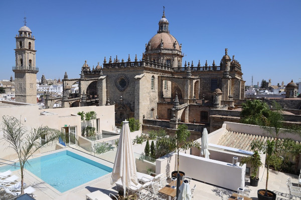 canaldis-gonzalezbyass-bodegastiopepe-worldbestvineyards-hotel
