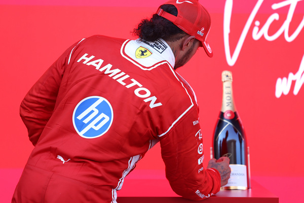 canaldis-moet-chandon-gp-barcelona-formula1-lewis-hamilton-firma