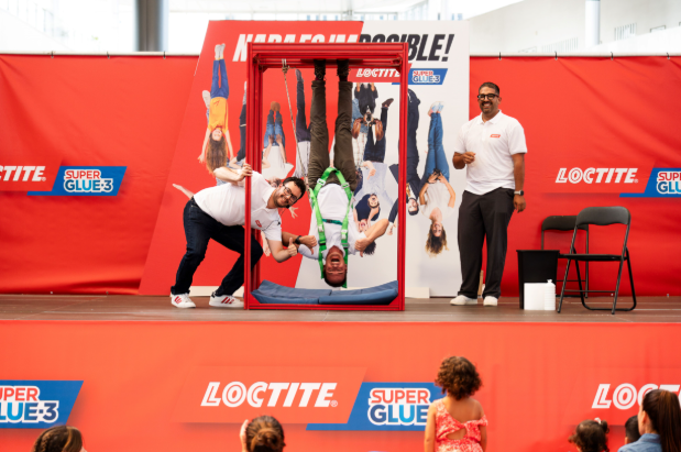 canaldis-henkel-loctite-evento-persona-bocabajo