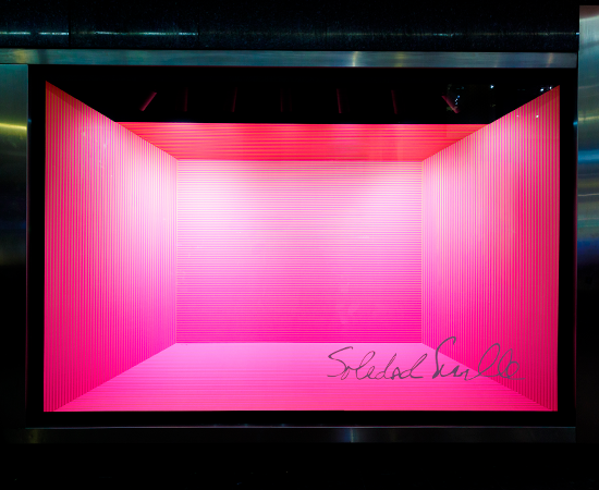 canaldis-elcorteingles-soledadsevilla-disenadora-escaparates-arcomadrid-2026-rosa