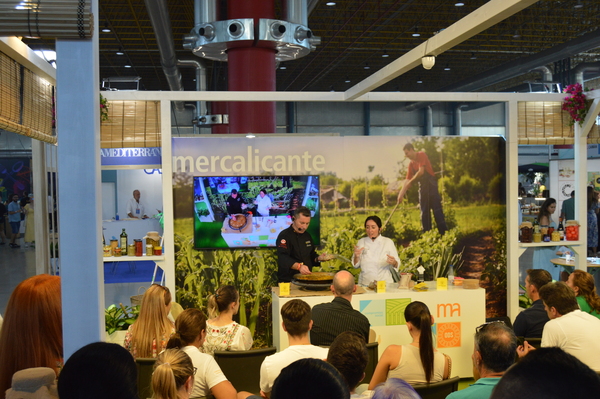canaldis-mercalicante-showcooking-AndrésDellber-MaribelBaeza
