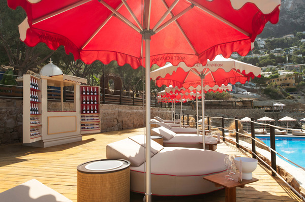 canaldis-moet-chandon-beach-club-gran-folies-sombrillas