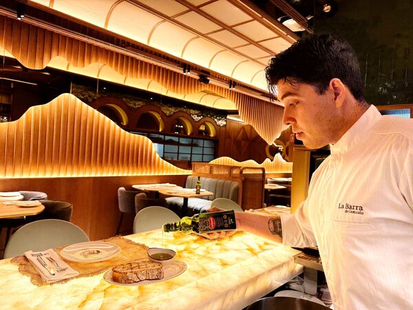 canaldis-deoleo-horeca-camarero-botella-aceite