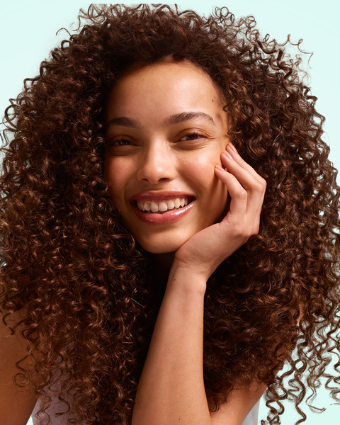 canaldis-garnier-novedad-metodo-rizos-flexi-gel-rizos-modelo